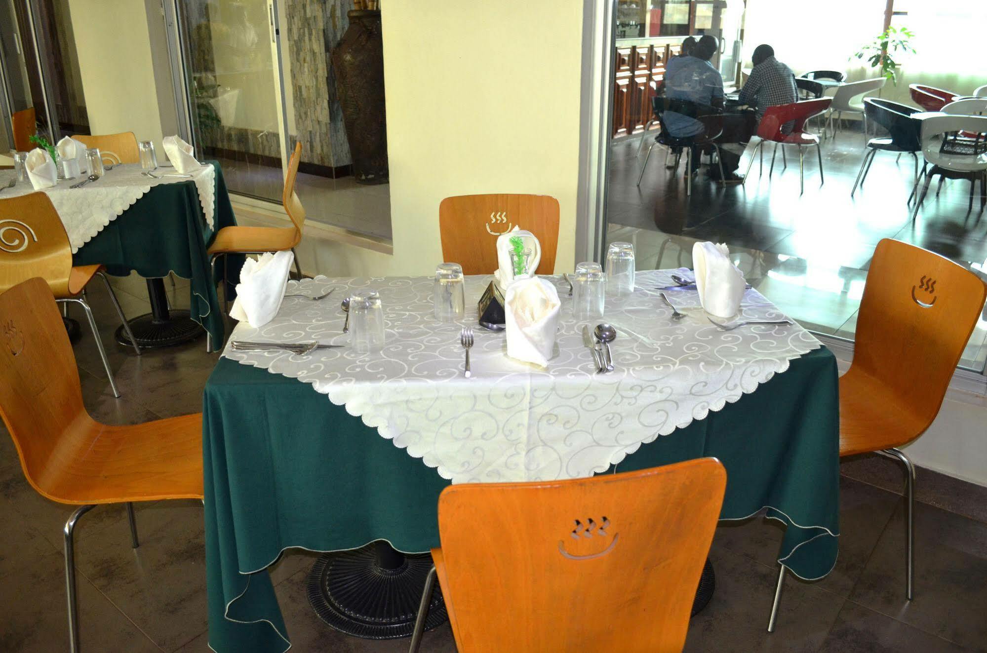 Mt. Zion Hotel คัมพาลา ภายนอก รูปภาพ