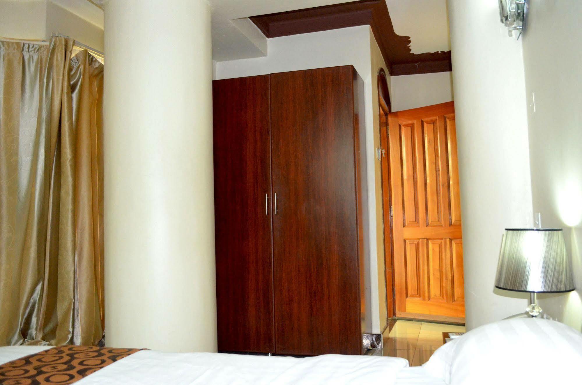 Mt. Zion Hotel คัมพาลา ภายนอก รูปภาพ