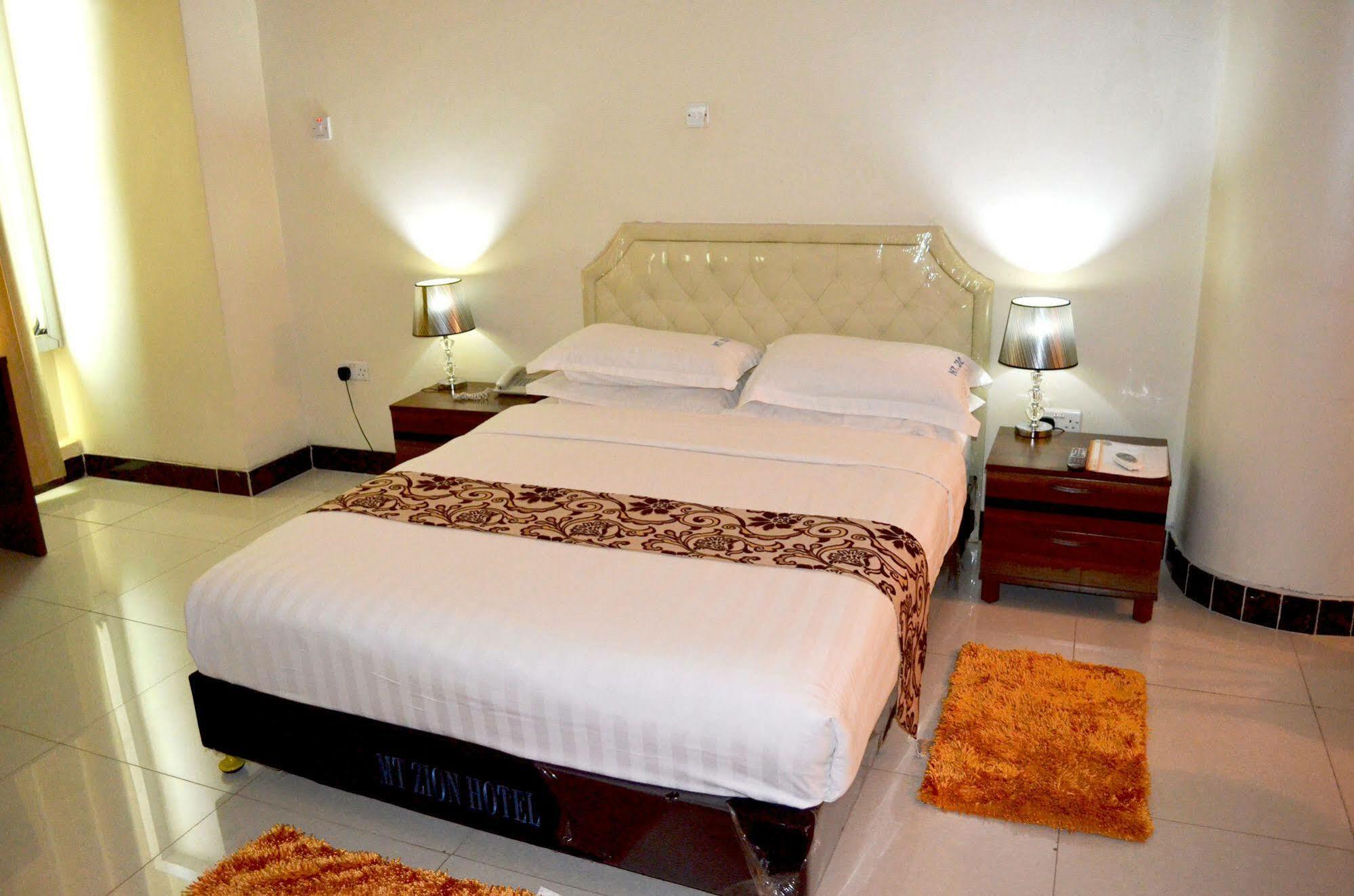 Mt. Zion Hotel คัมพาลา ภายนอก รูปภาพ