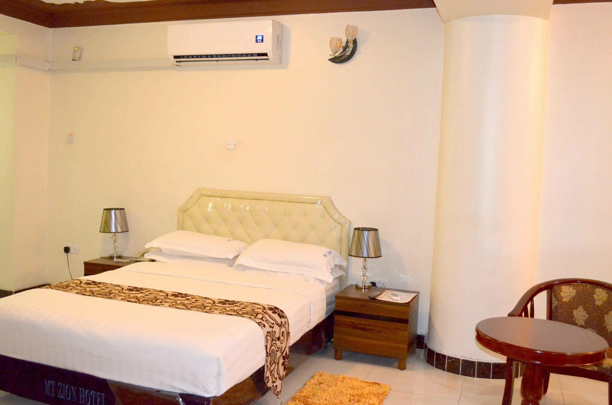 Mt. Zion Hotel คัมพาลา ภายนอก รูปภาพ