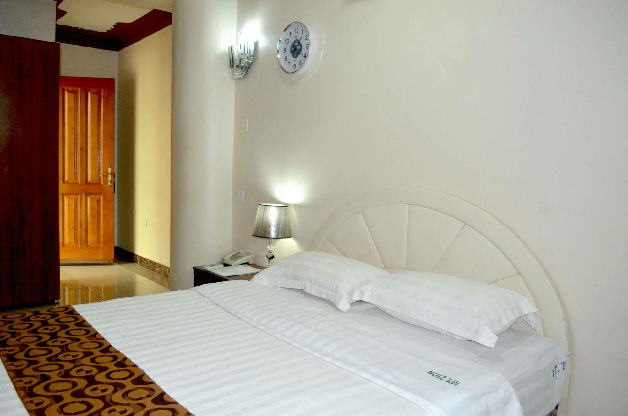 Mt. Zion Hotel คัมพาลา ภายนอก รูปภาพ